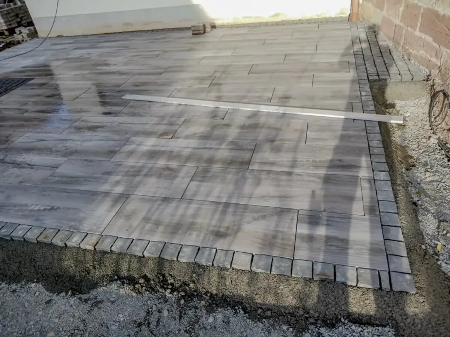 Teilweise verlegte Terrasse mit gesetzter Randeinfassung