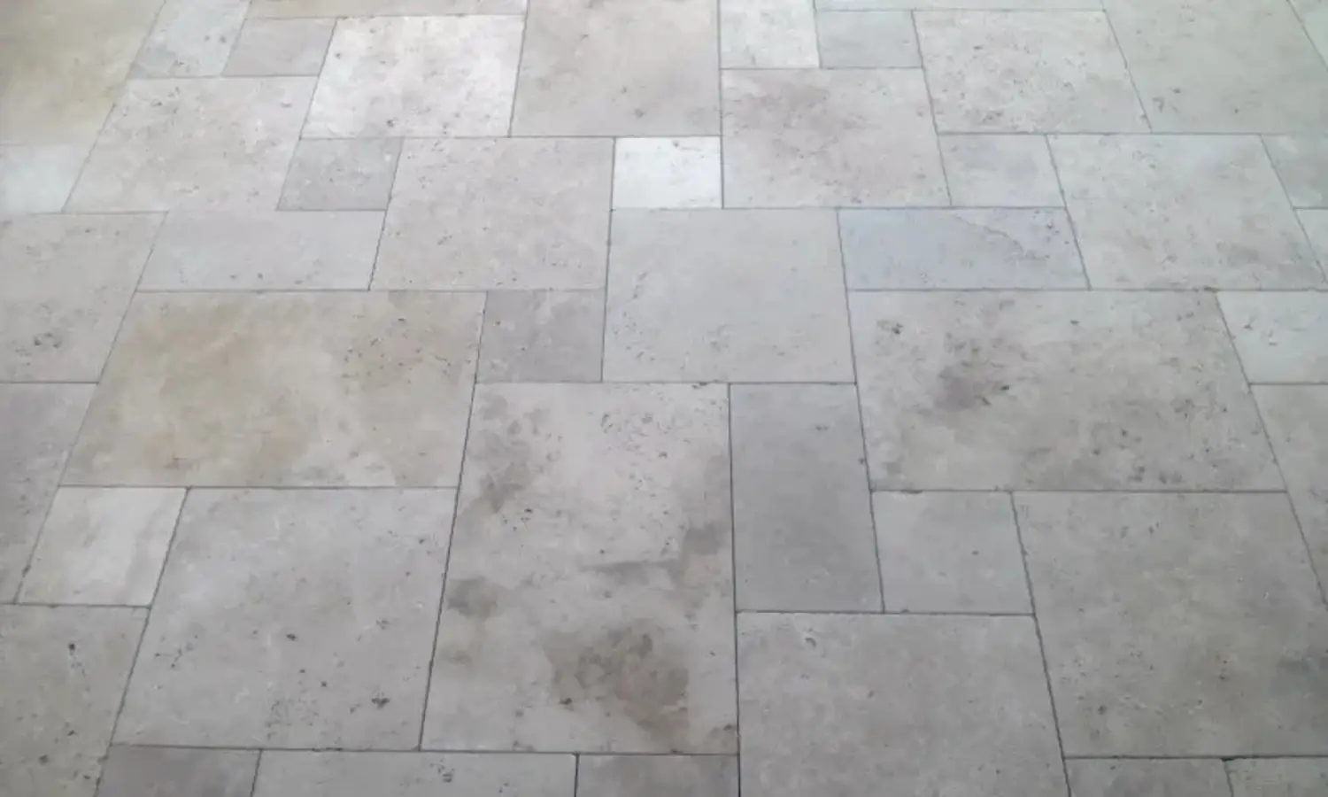 Helle rechteckige und quadratische Steinplatten in gemusterter Verlegung